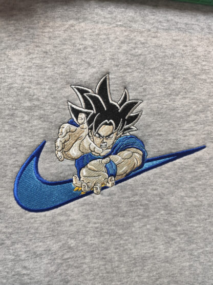 Detalle sudadera gris goku azul bordada