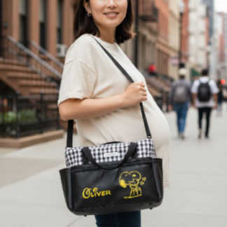 Una mujer embarazada llevando su bolso personalizado Babyglo