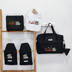 Conjunto maternal con bolso para carro, babero, neceser y manoplas de carro, personalizado con bordados.