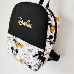 Mochila escolar en negro y mickey plátanos con nombre bordado.