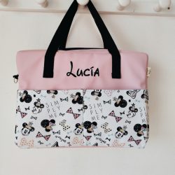 Bolsa maternal para bebe en polipiel rosa personalizada con bordado nombre Lucía.