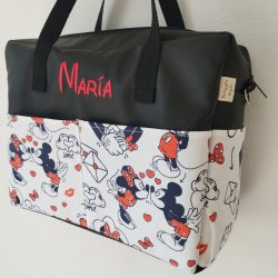 Bolso para bebes en polipiel negra y tela de minnie y mickey con nombre bordado María.