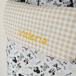 Detalle de saco bordado en vichy ocre con nombre bordado Valeria.