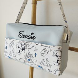 Bolso pequeño minibag en azul marinero con nombre Sergio bordado.