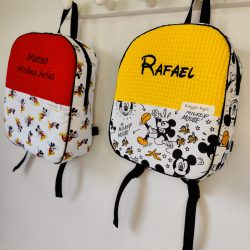 Dos mochilas escolares de mickey personalizadas con nombre.